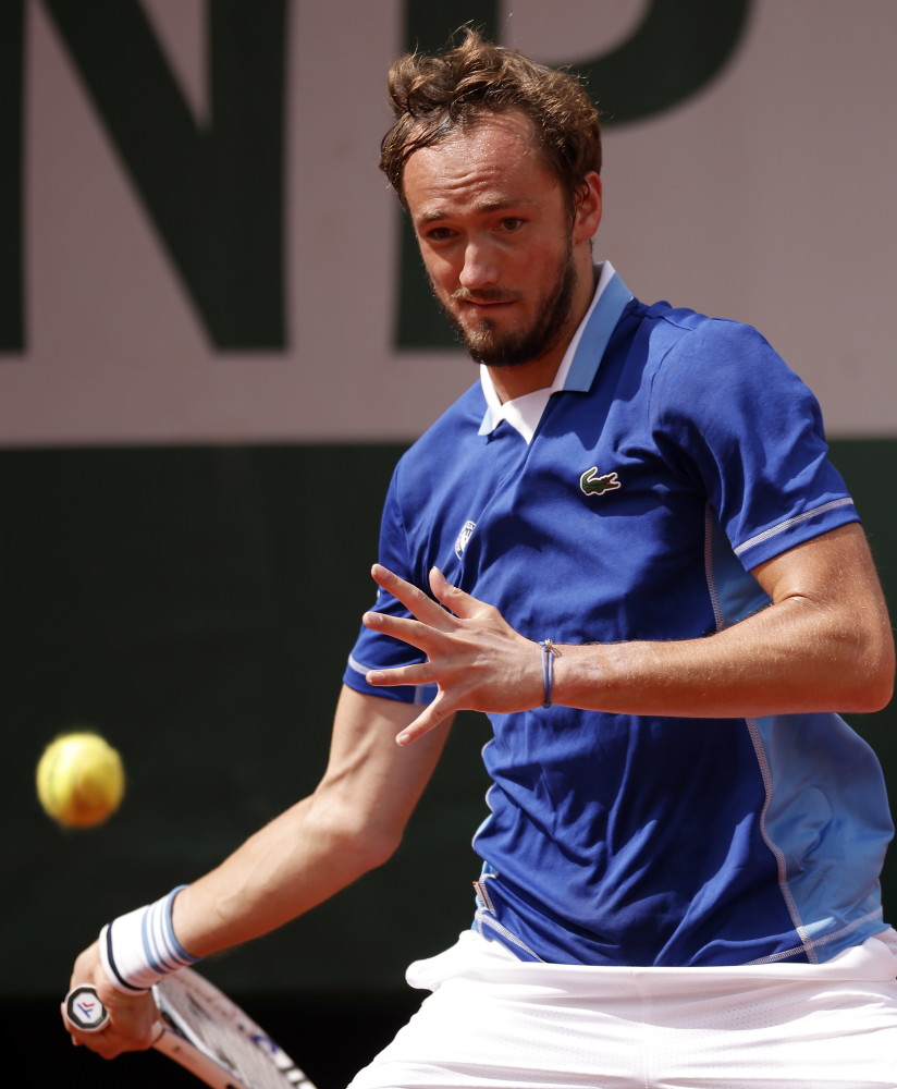 林良铭爆头染红！黄健翔：判红牌也是规则范围内，是合理的.