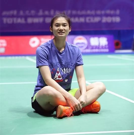 不可触碰的美，若昂-内维斯女友马达莱娜晒暗黑风妆造（冷艳不可近：若昂-内维斯女友马达莱娜晒暗黑系妆容）